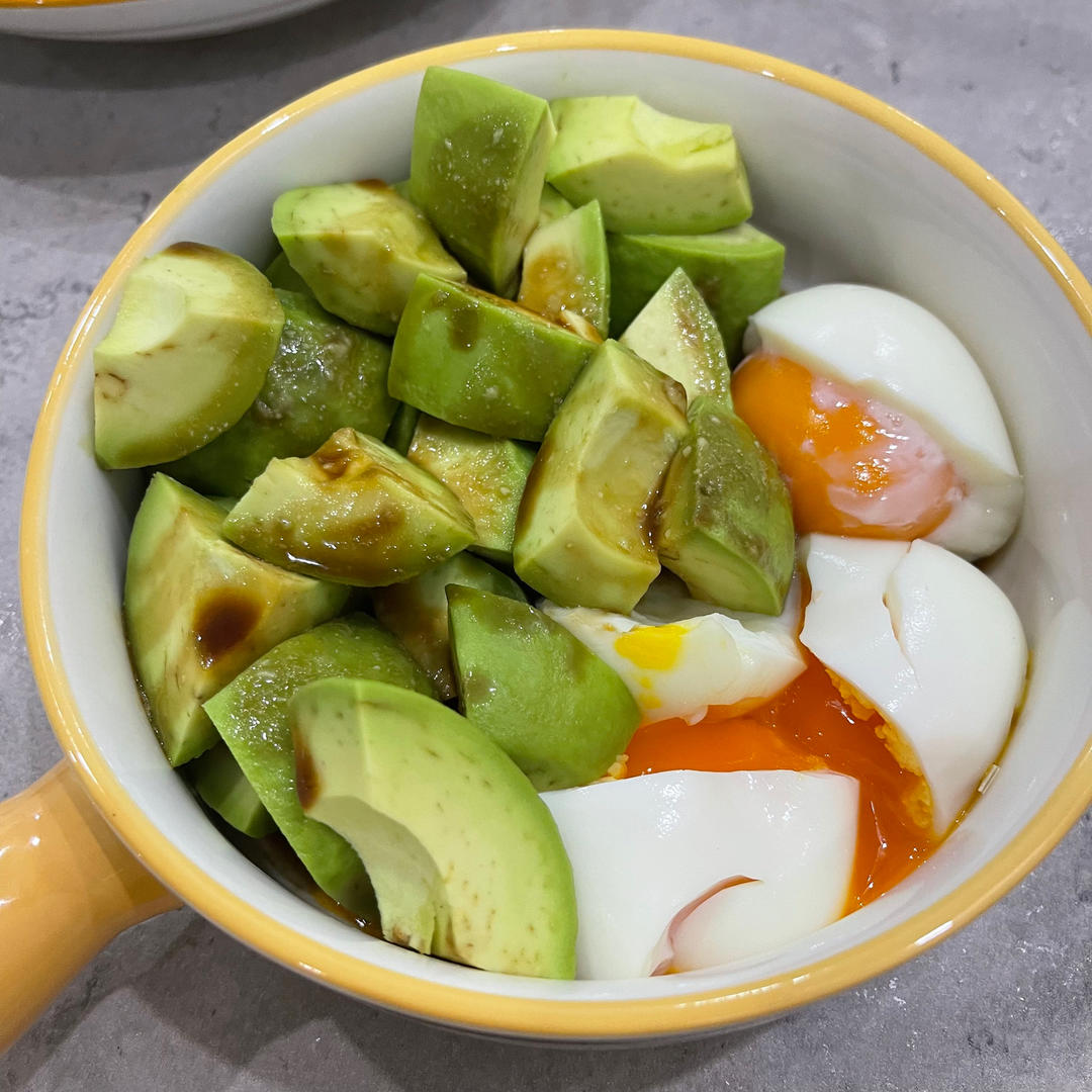 低碳生酮牛油果鸡蛋沙拉