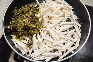 雪菜茭白肉丝炒年糕的做法 步骤2