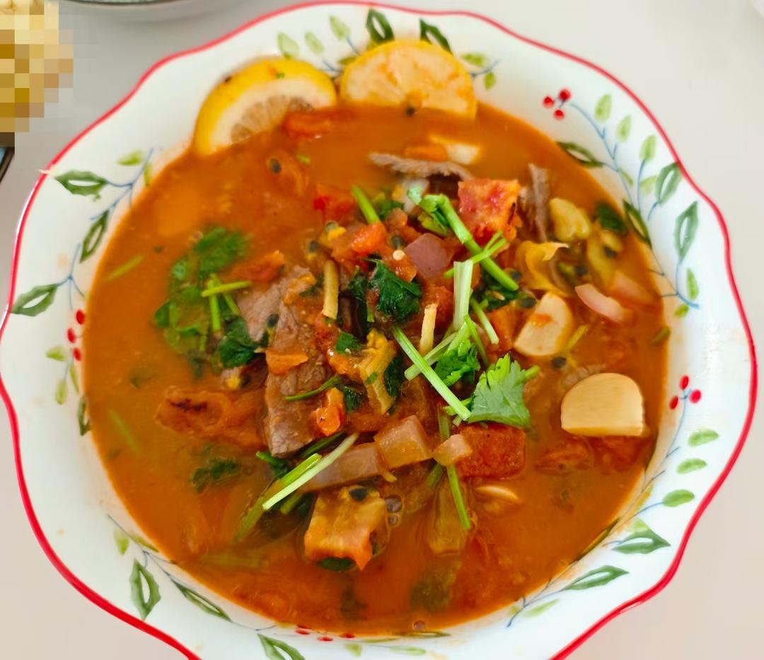 百香果酸汤牛肉

特点：酸香浓郁，百香果的果香与发酵酸巧妙融合，牛肉嫩滑，汤汁开胃下饭，适合春夏季节。