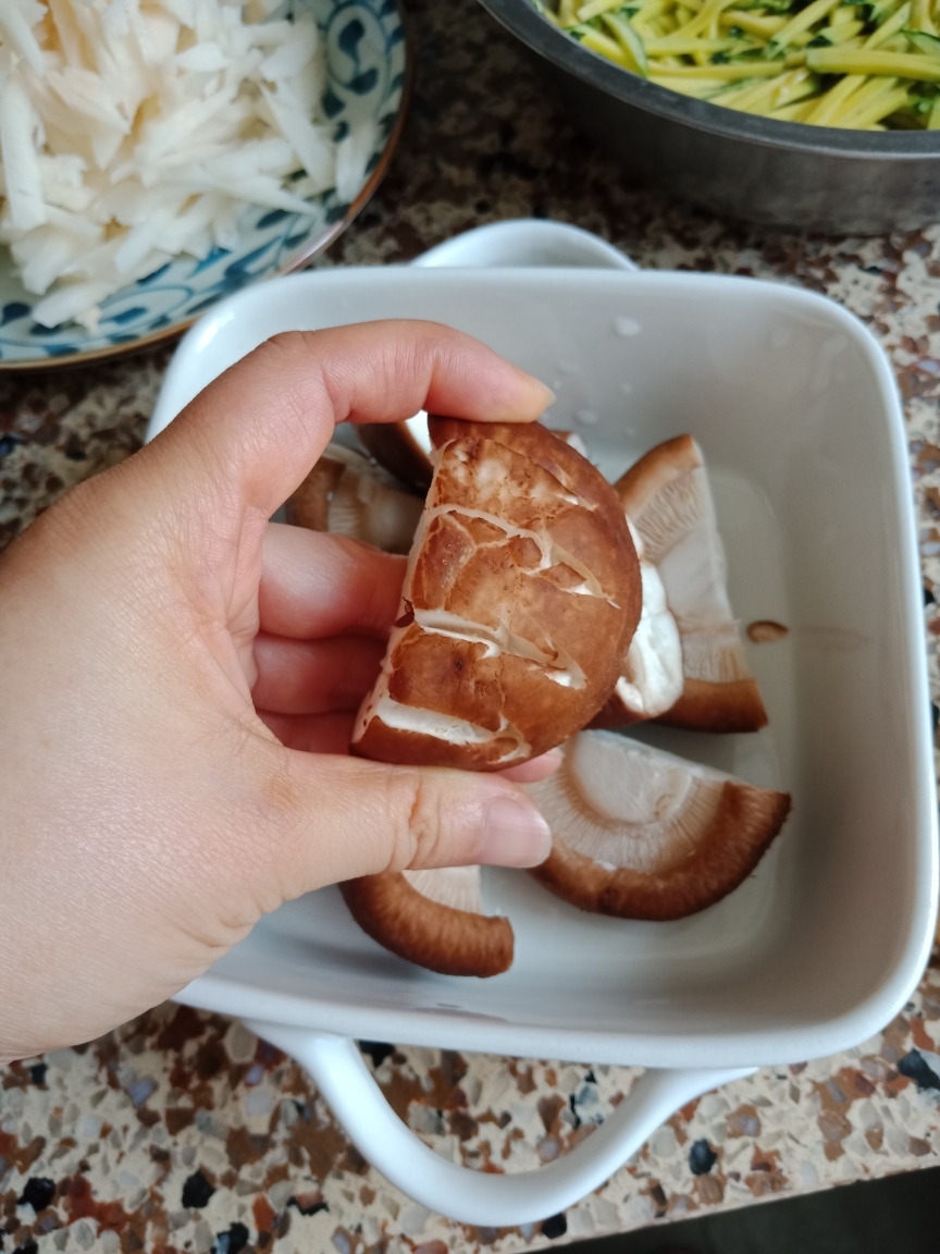 香菇红烧肉(香菇更好吃)的做法 步骤2