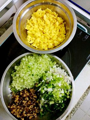 鲜虾芹菜饺子的做法 步骤2
