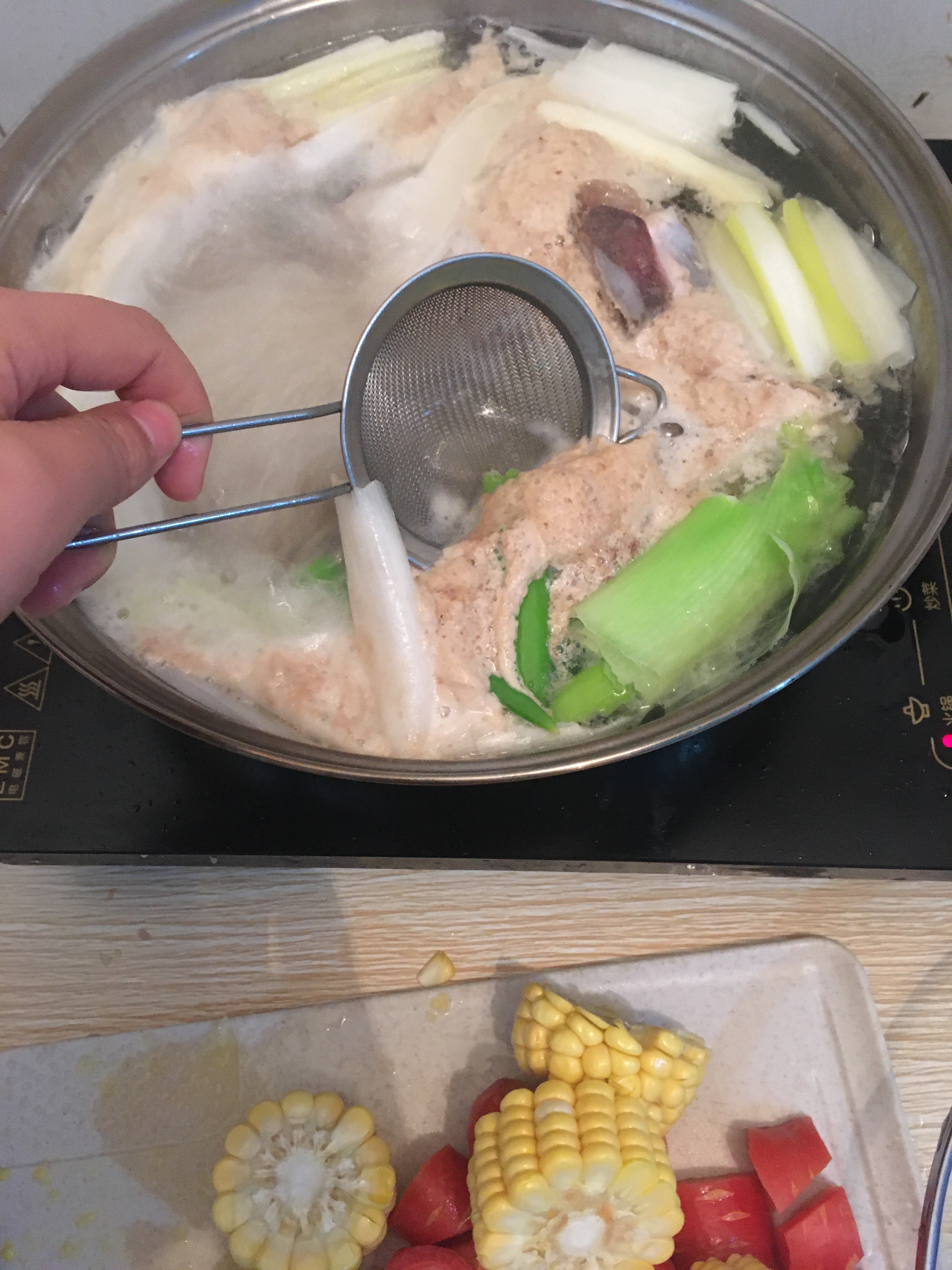 玉米萝卜藕块排骨汤的做法 步骤4
