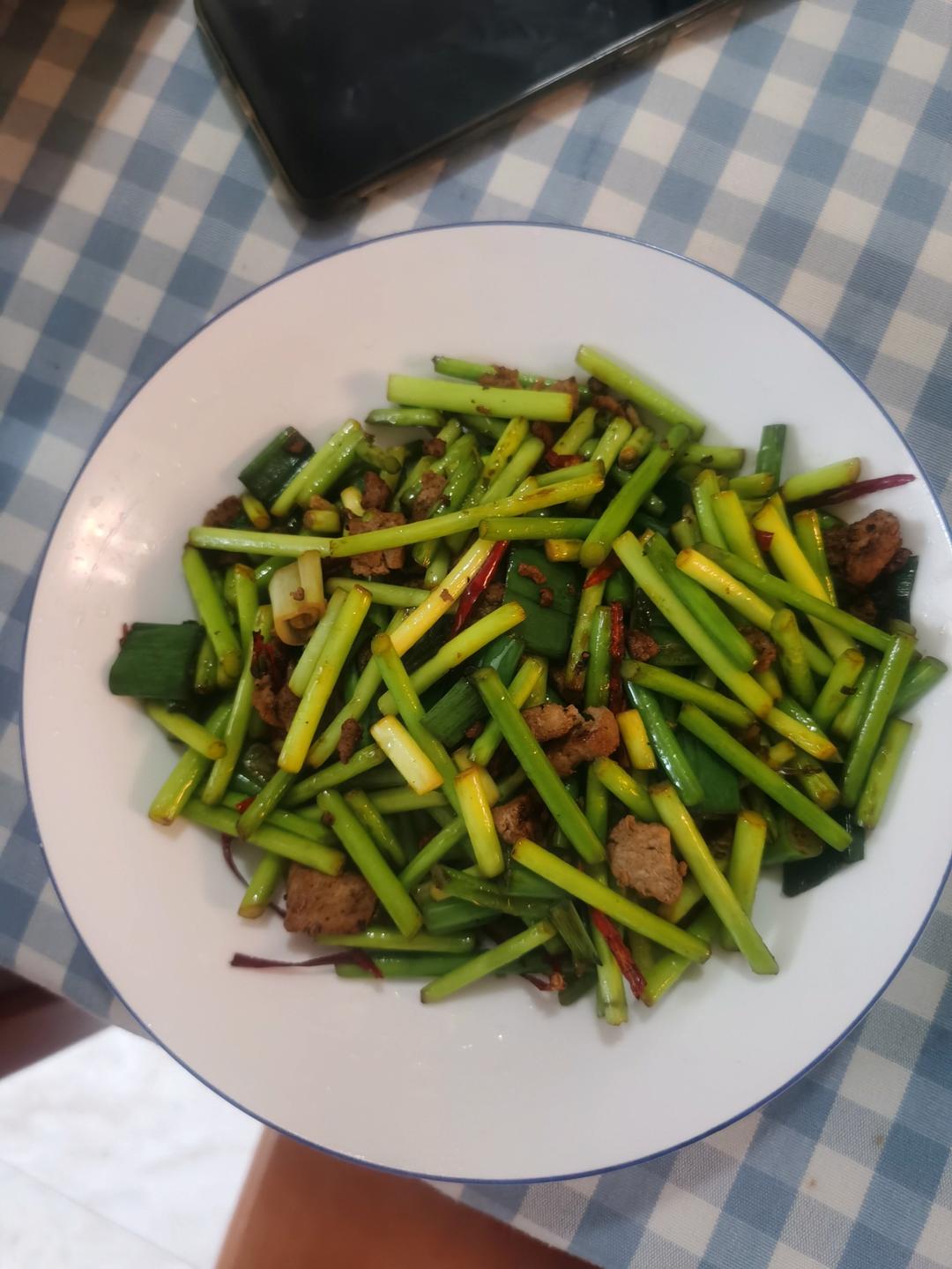 简单易做的下饭菜－蒜苔炒肉