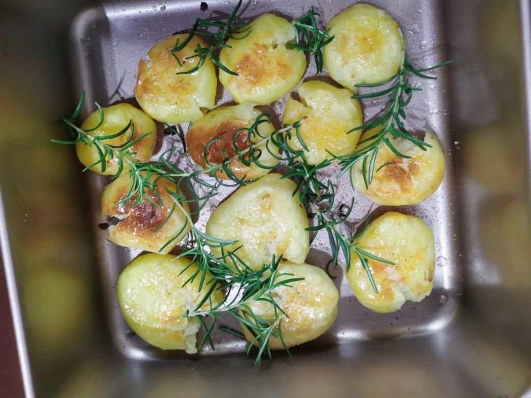 迷迭香椒盐烤脆皮土豆-北鼎食谱