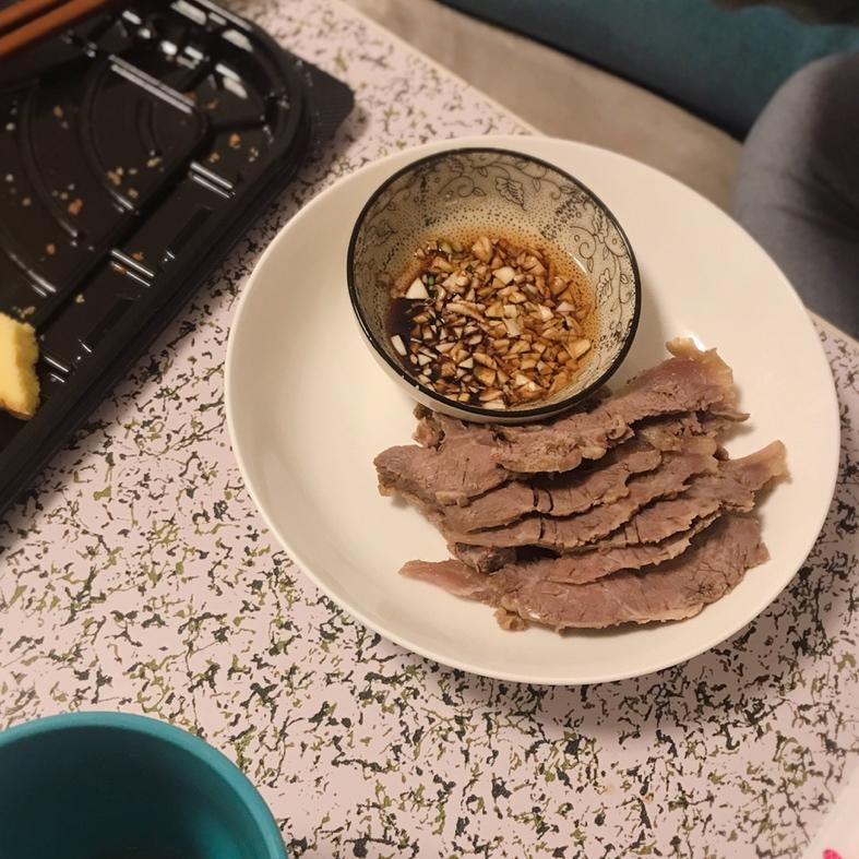 用有态度的【五香卤牛肉】，下有故事的酒