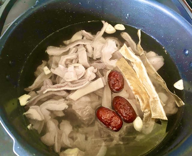 胡椒猪肚大骨汤的做法
