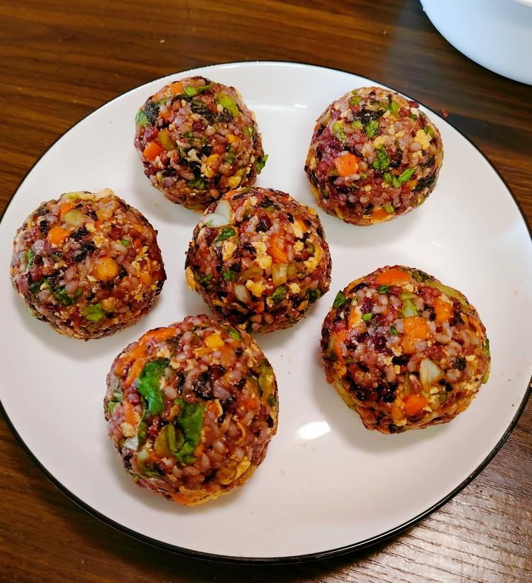 饱腹减脂的三色糙米饭团