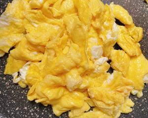 黄瓜炒鸡蛋|清爽解腻，减脂必备的做法 步骤1