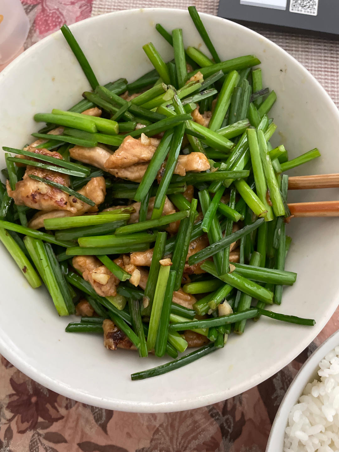 应季蔬菜，韭菜苔炒肉丝，这样做太费米饭了