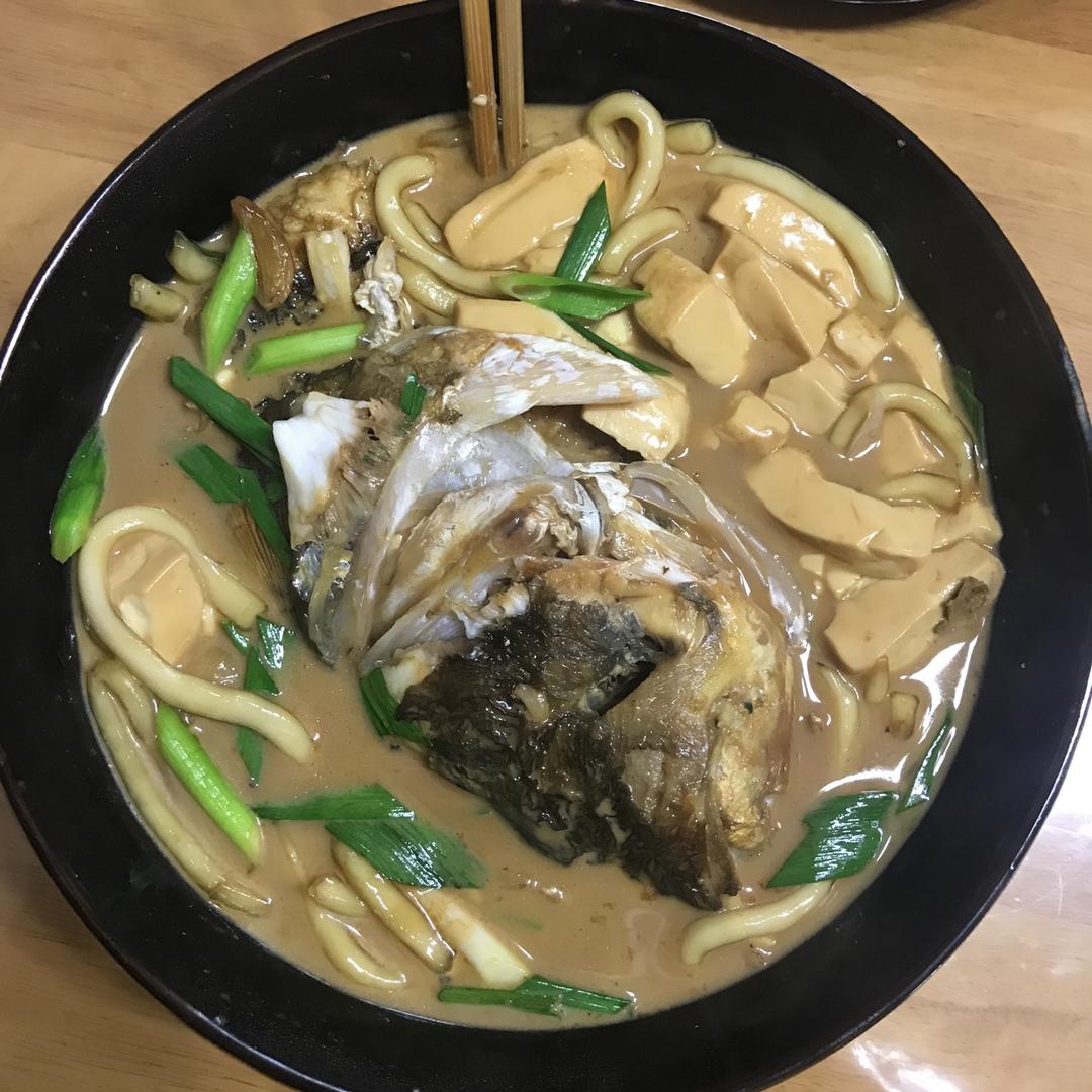 鱼头炖粉条