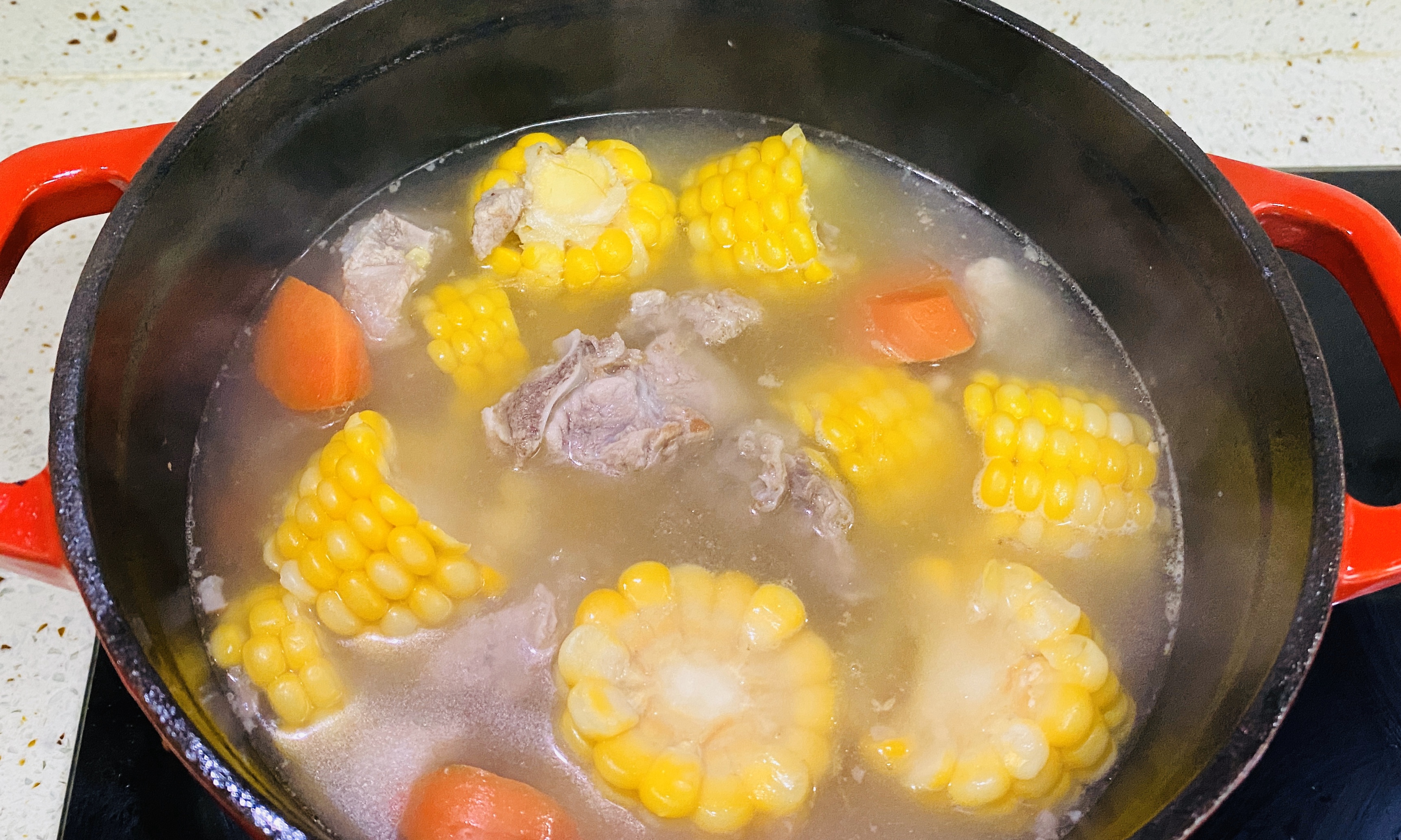 甜甜玉米排骨汤的做法