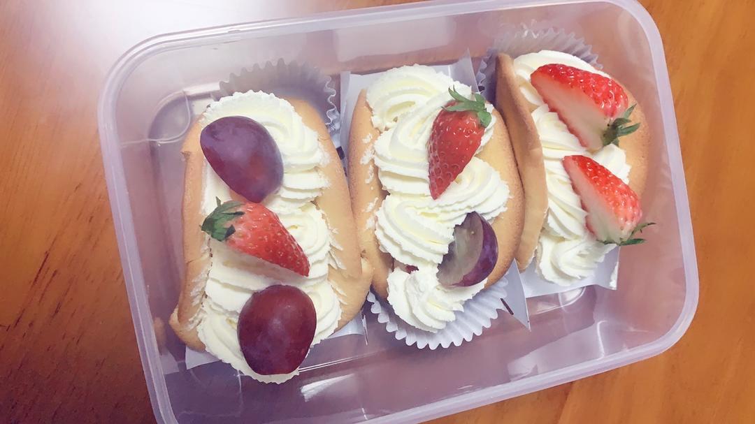 韩国最热门的甜品店Le Bread Lab的草莓蛋糕卷