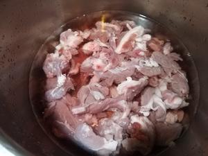 简单美味的白菜粉丝炖羊肉的做法 步骤3