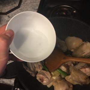 小鸡炖蘑菇的做法 步骤6