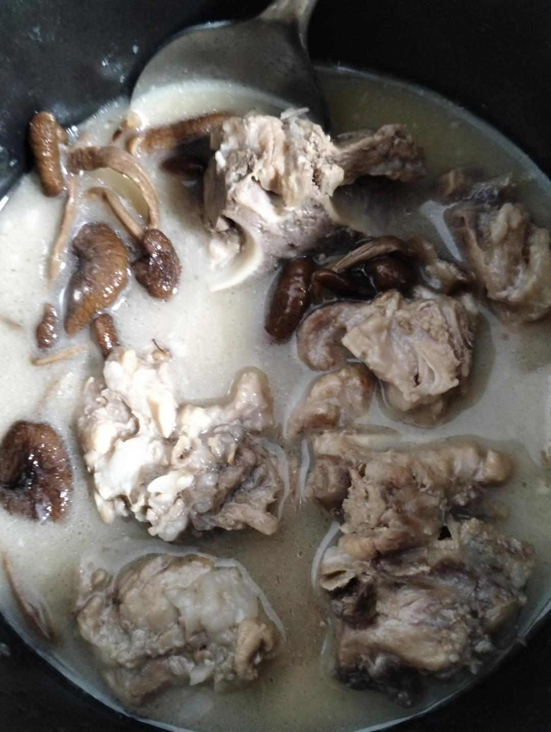 茶树菇排骨汤（营养靓汤）