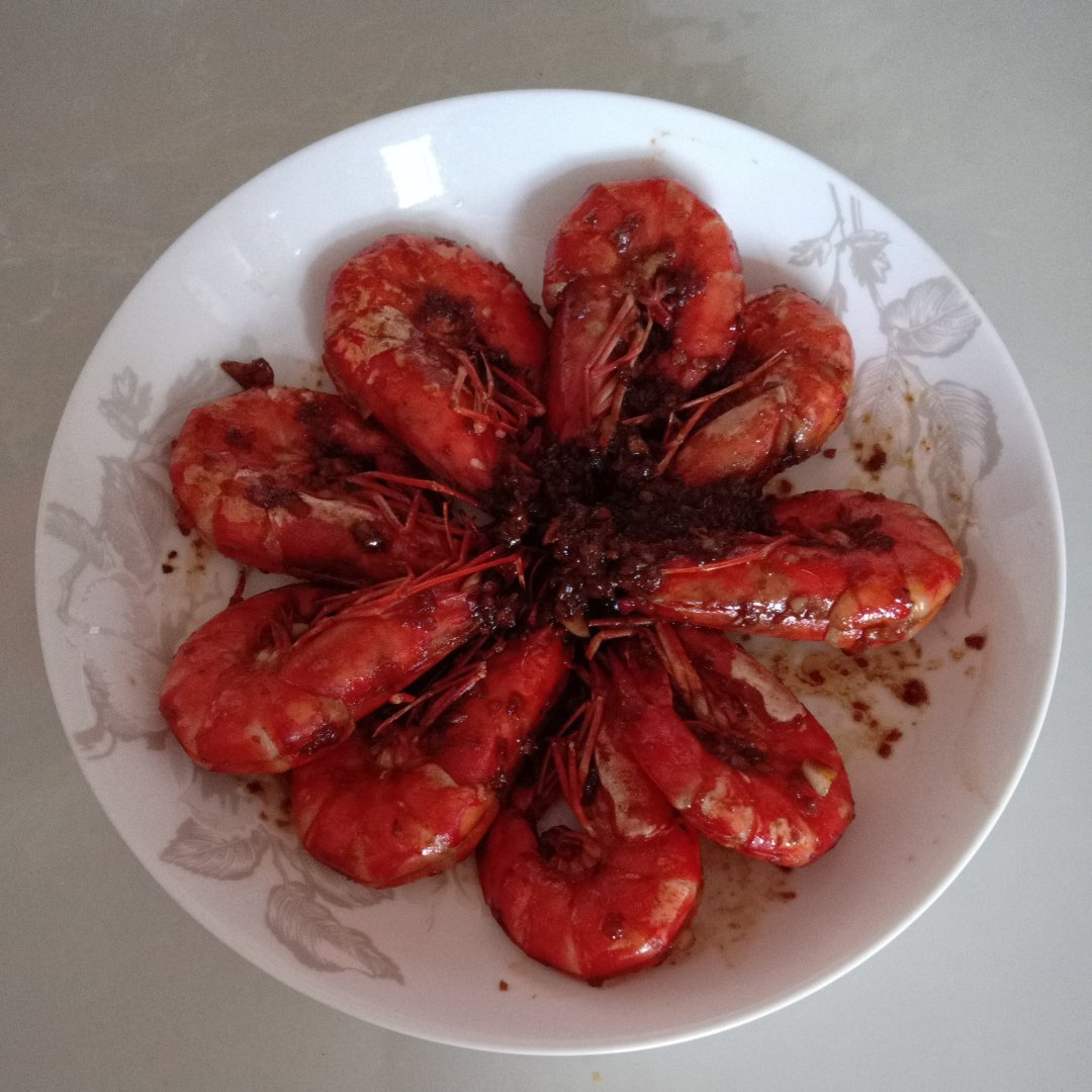 年夜饭菜单--蒜蓉黄油虾。家常做法，没有比这更简单的宴客菜了！