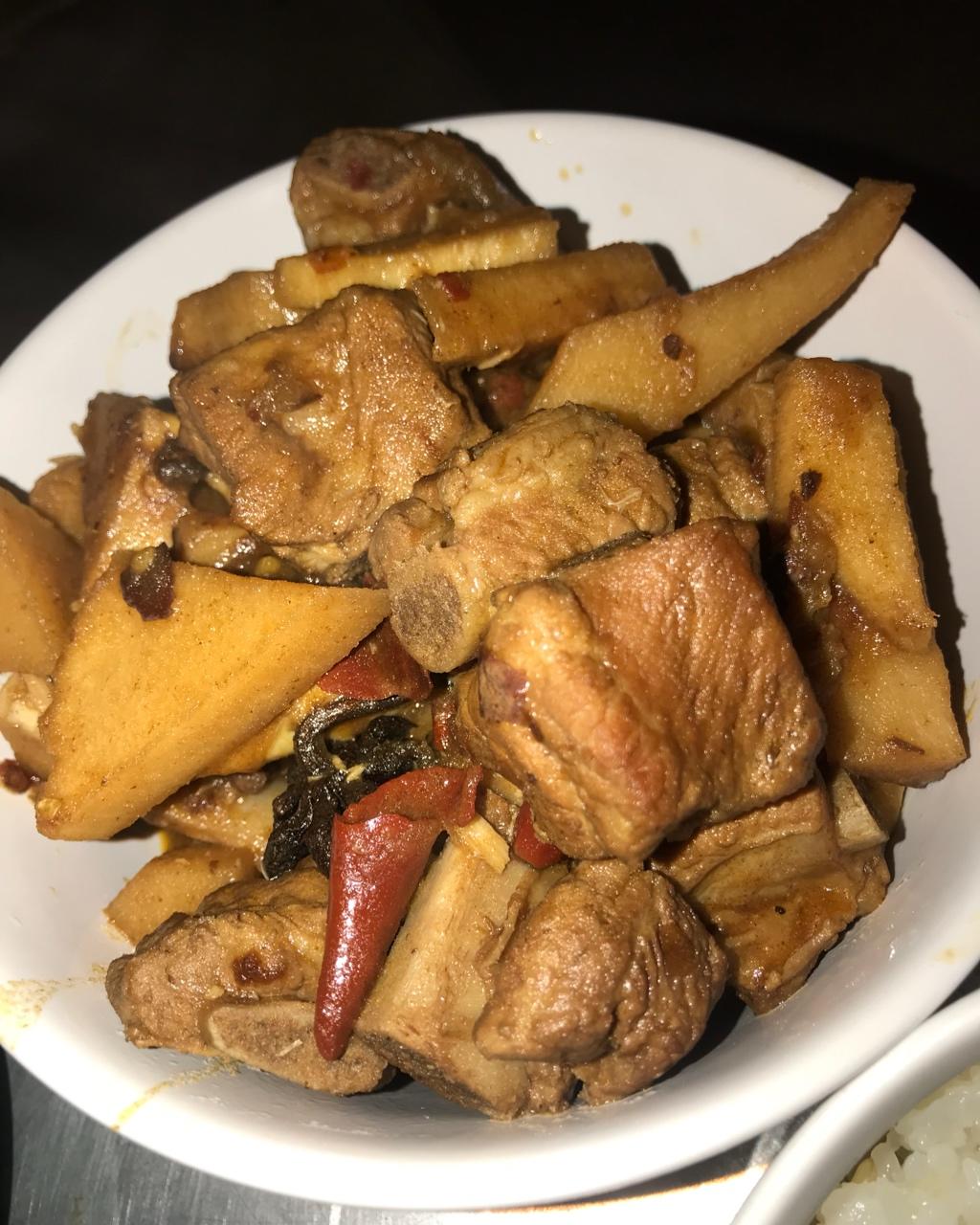 超级下饭的土豆烧排骨