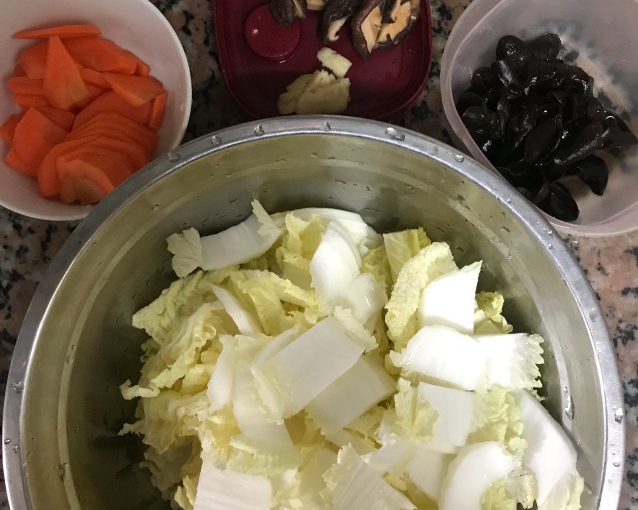 一人食_香菇木耳烩白菜的做法 步骤1