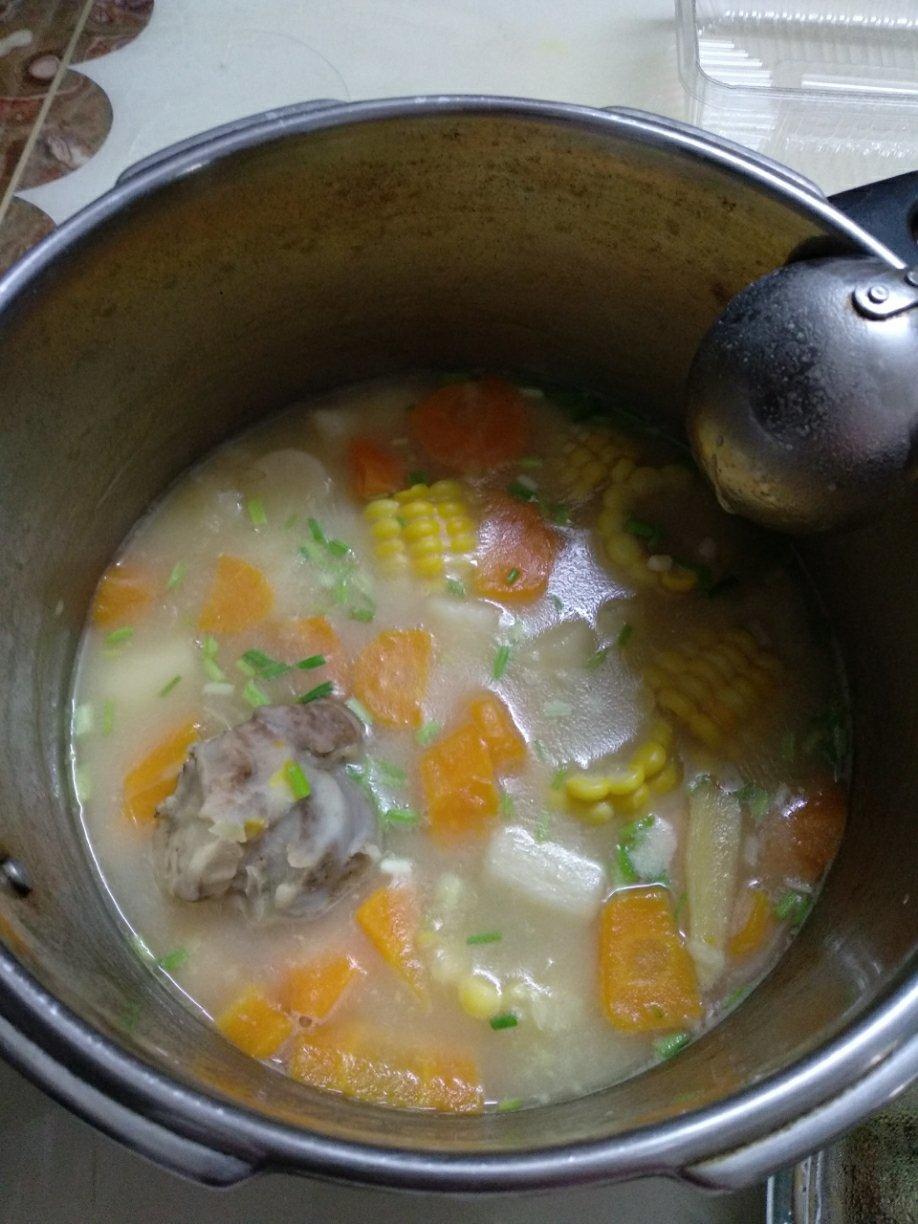 山药胡萝卜玉米炖排骨