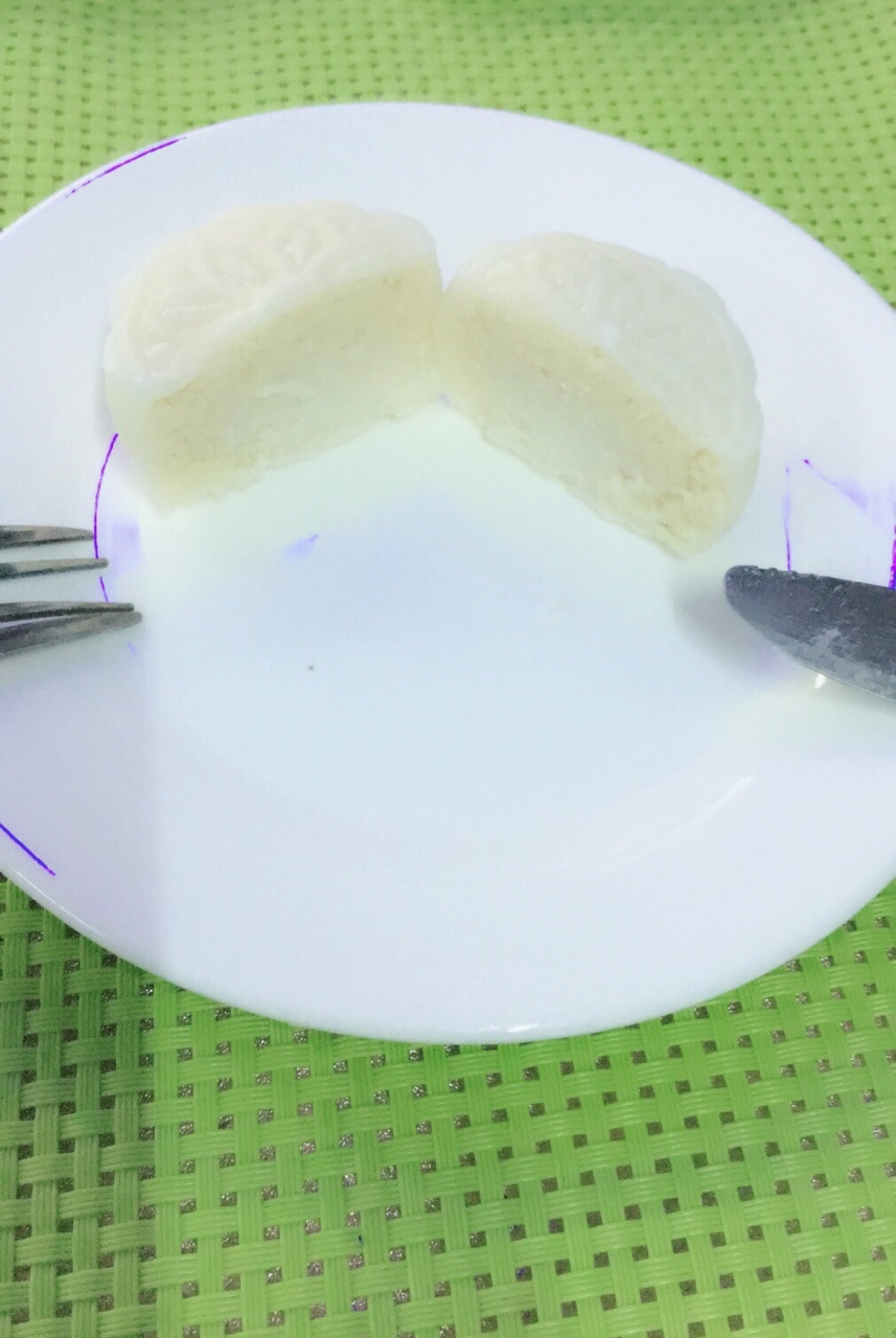 椰蓉奶黄冰皮月饼