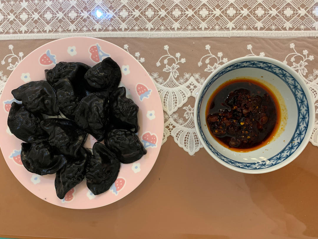 青岛特色：墨鱼饺子