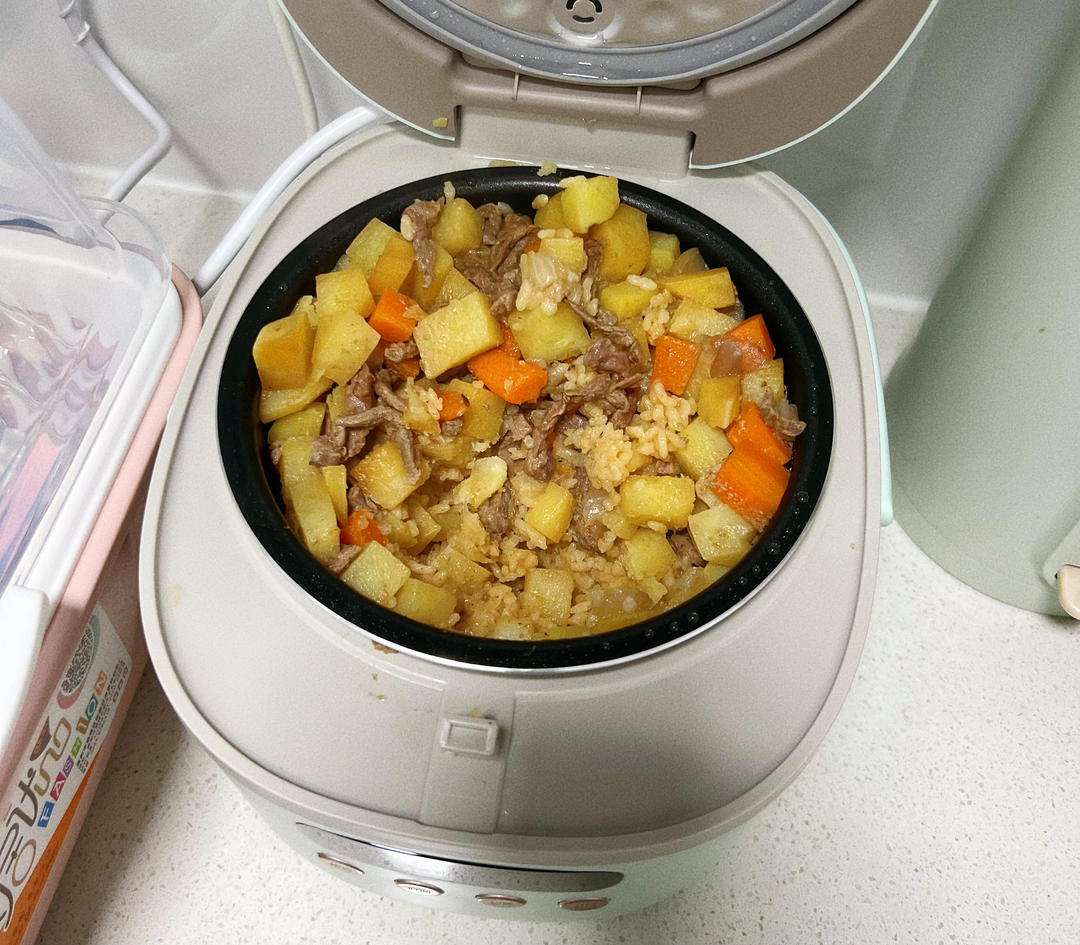 吃光光牛肉土豆焖饭