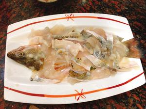 清蒸淋油鲈鱼肉的做法 步骤1