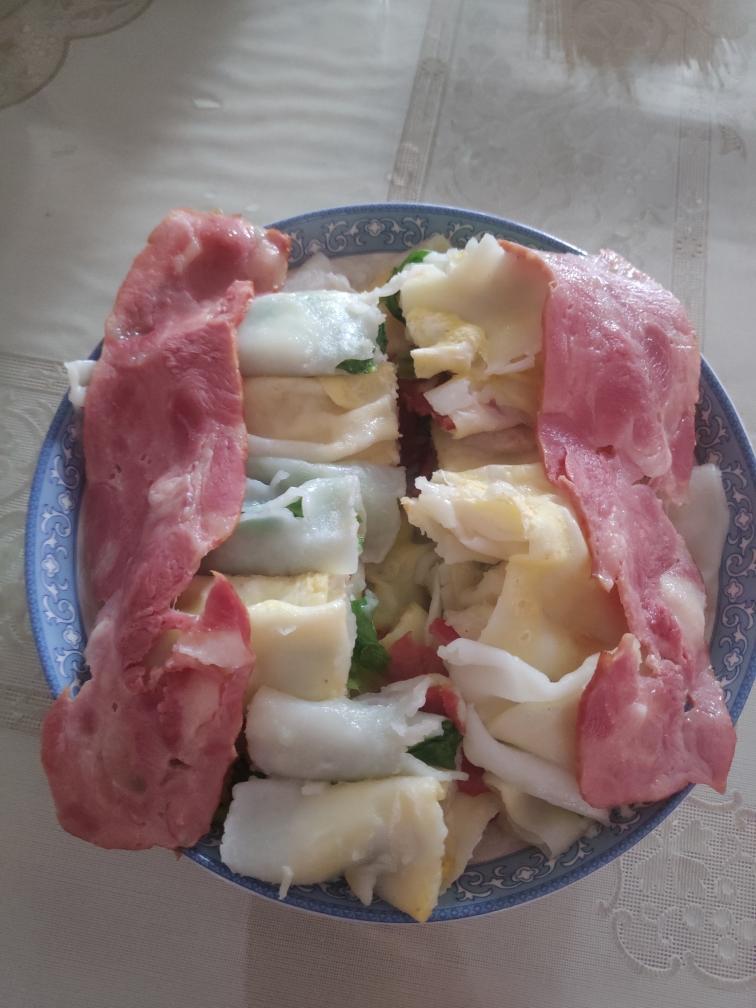 电饼铛培根鸡蛋肠粉的做法