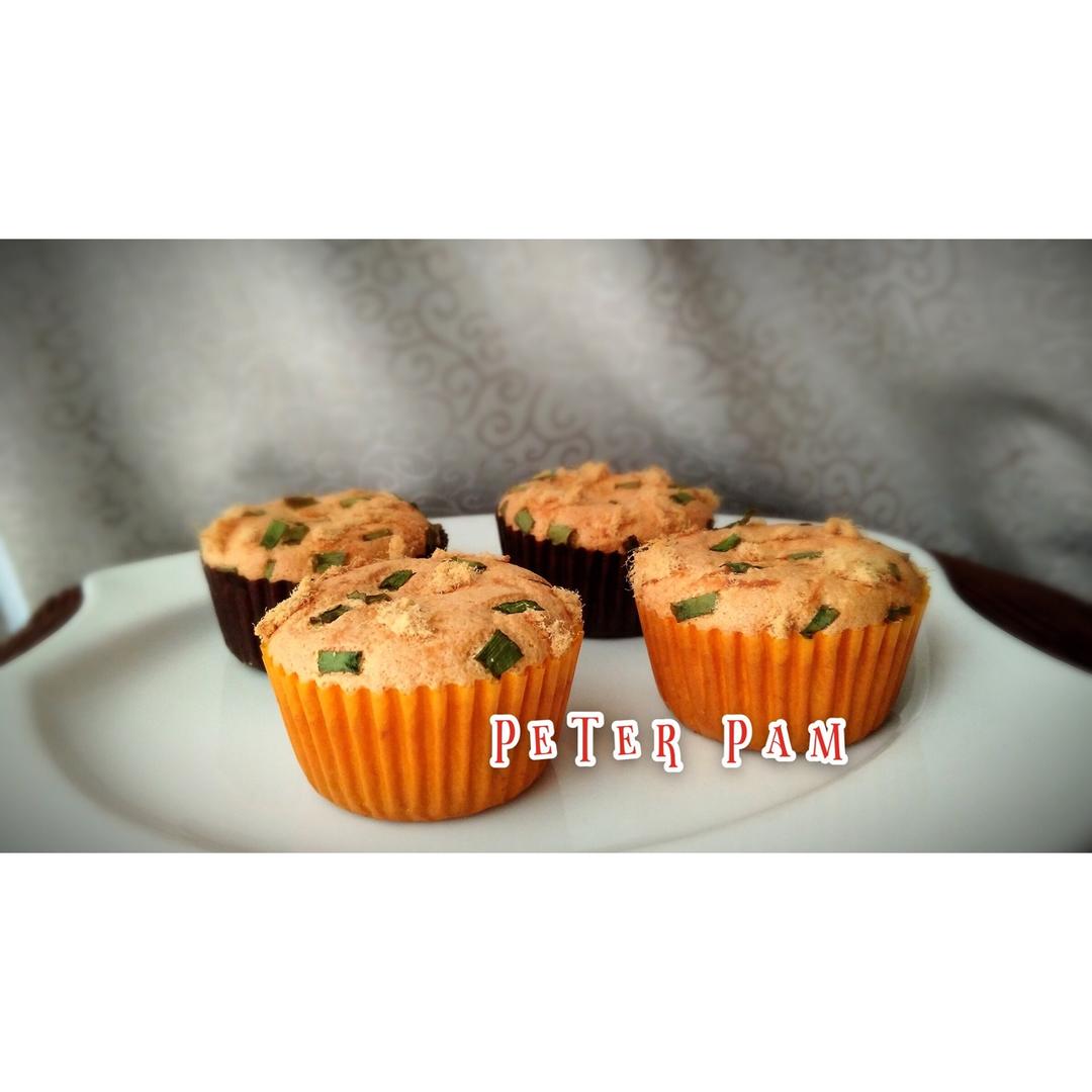 不皱不裂圆润饱满原味戚风纸杯蛋糕