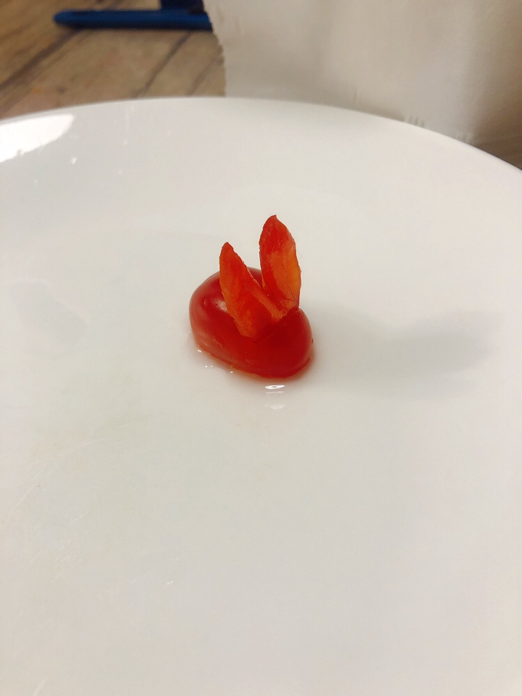 简单漂亮的摆盘—番茄小兔子的做法 步骤7
