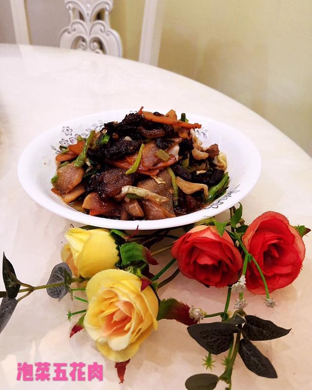 泡菜炒五花肉