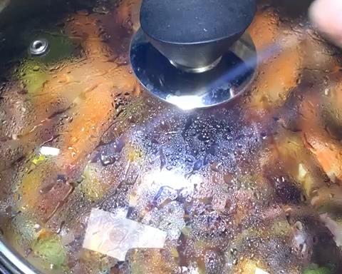 海鲜焖锅（类似黄记煌三汁焖锅）的做法