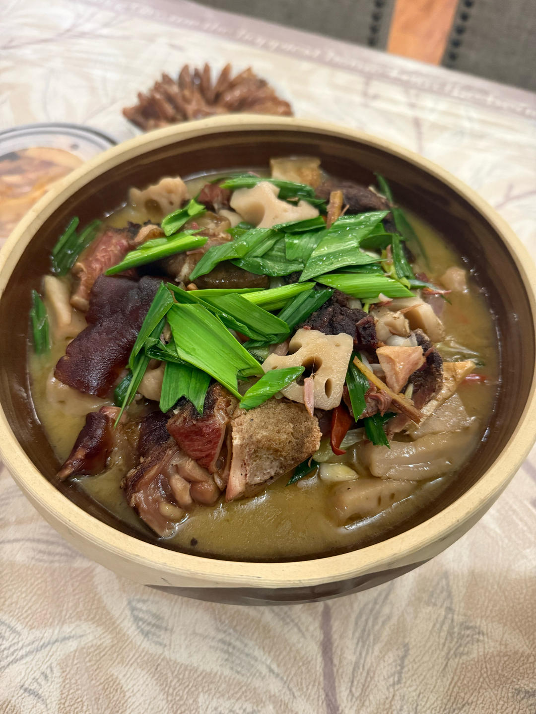 腊猪脚炖湖藕