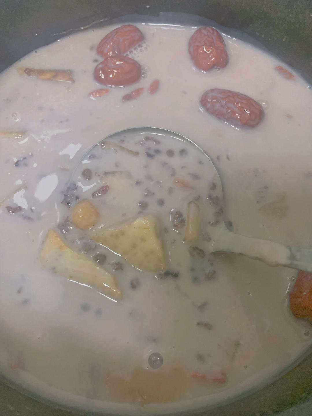 暖香黑米芋头甜汤