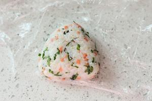 剩米饭这样做好吃好吃到转圈圈，自制日式海苔饭团的做法 步骤4