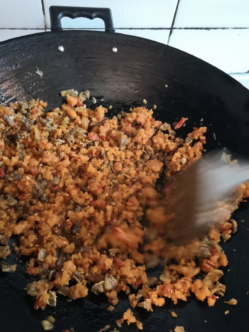 炸辣椒(米辣子）炒猪油渣的做法 步骤5