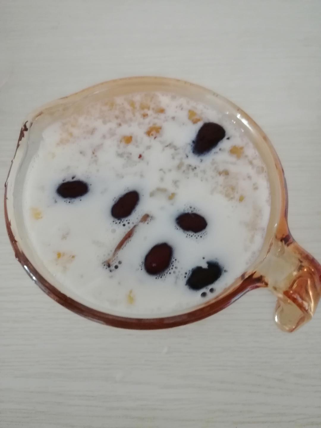 《桃胶皂角米雪燕银耳牛奶羹》据说一碗等于敷30片面膜的功效