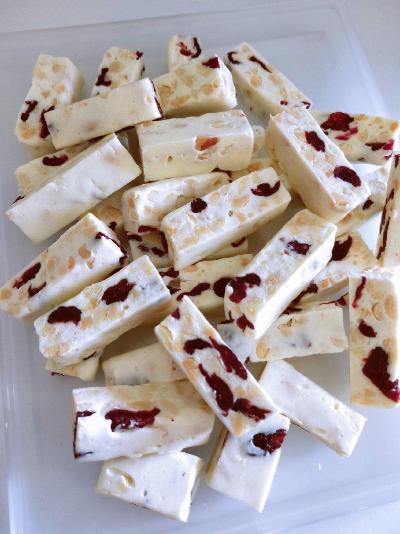 简易牛轧糖，只用蔓越莓干，配方屡试不爽，切块整齐