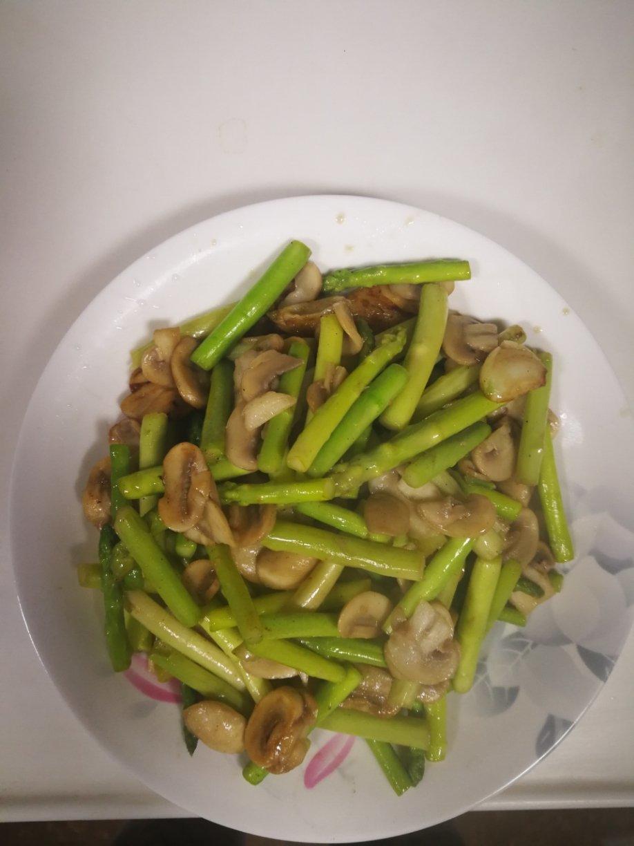 芦笋炒蘑菇
