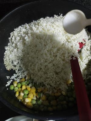 没有米饭的炒饭（炒菜花米）的做法 步骤10