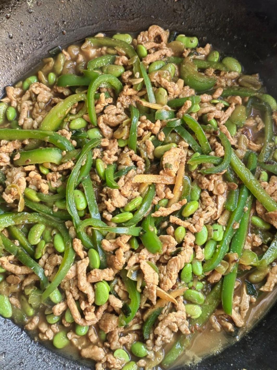 不加味精的家常小炒青椒炒肉丝快手下饭菜青椒毛豆肉丝，色香味俱全！夏天没胃口来一盘毛豆炒肉就够了！