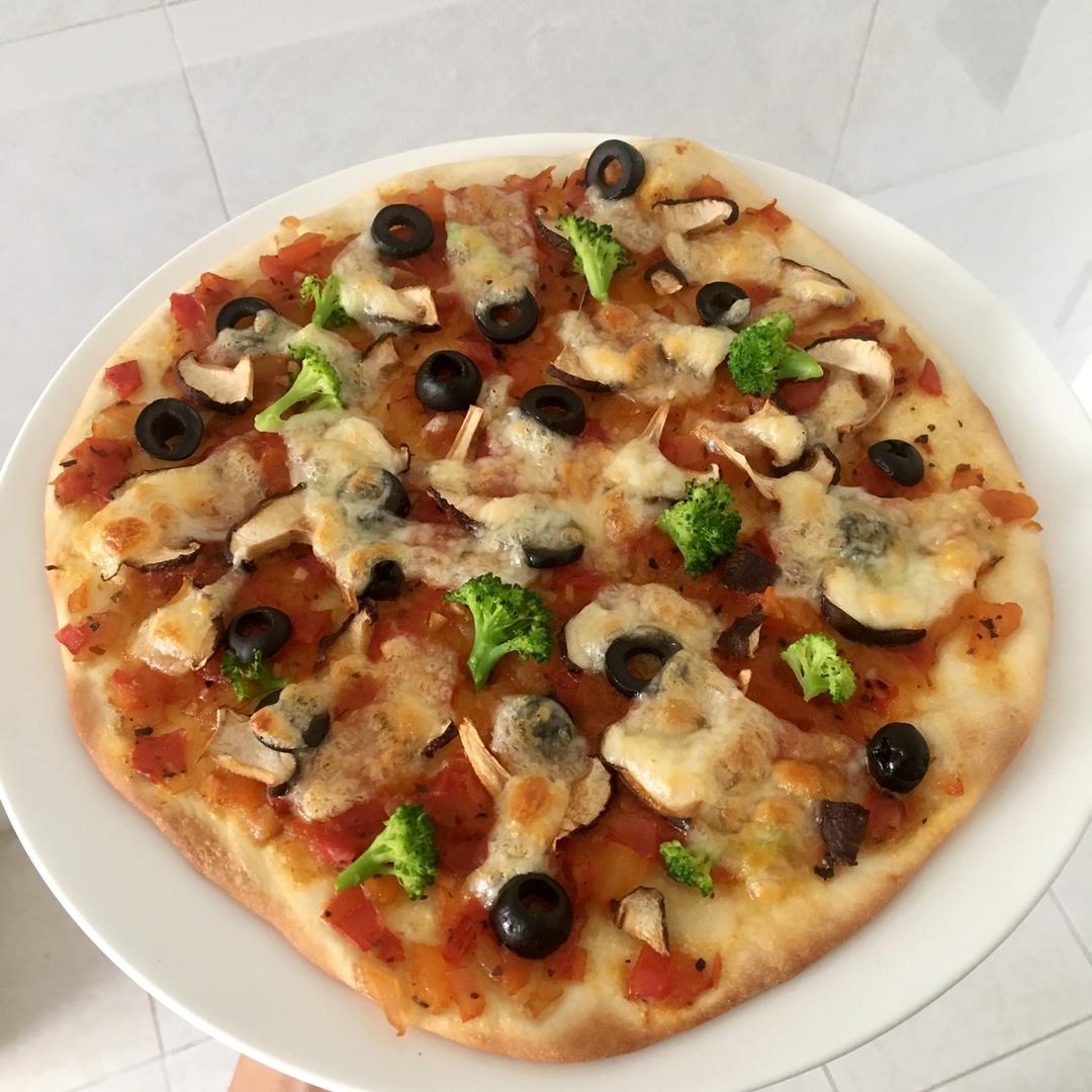 番茄芝士薄底披萨