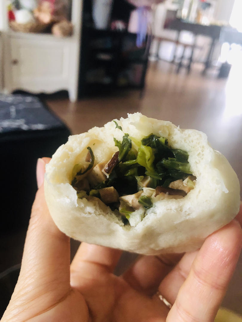 碧绿的香菇菜包子