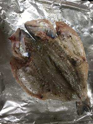 新疆布尔津风味烤鲈鱼的做法 步骤3