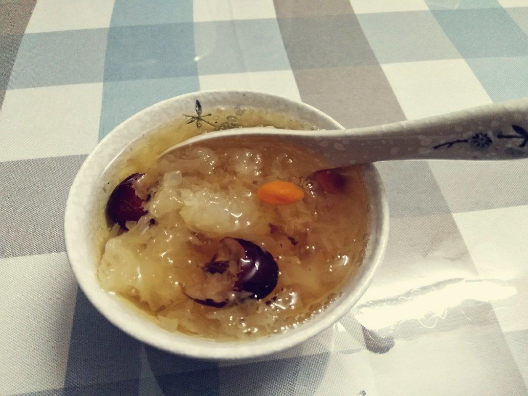 冰糖银耳红枣汤