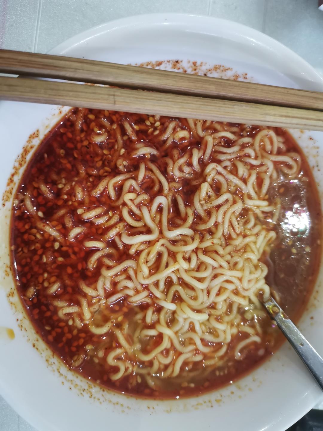 🔥好吃到一滴汤汁都不能放过～酸汤泡面