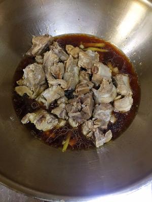 今日晚餐：糖醋排骨+西兰花虾仁+酱油炒饭的做法 步骤5