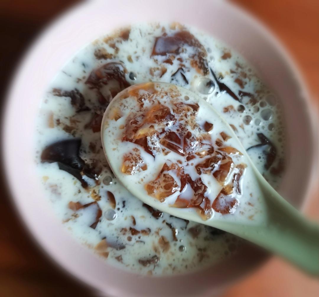西米露奶茶和冰粉布丁
