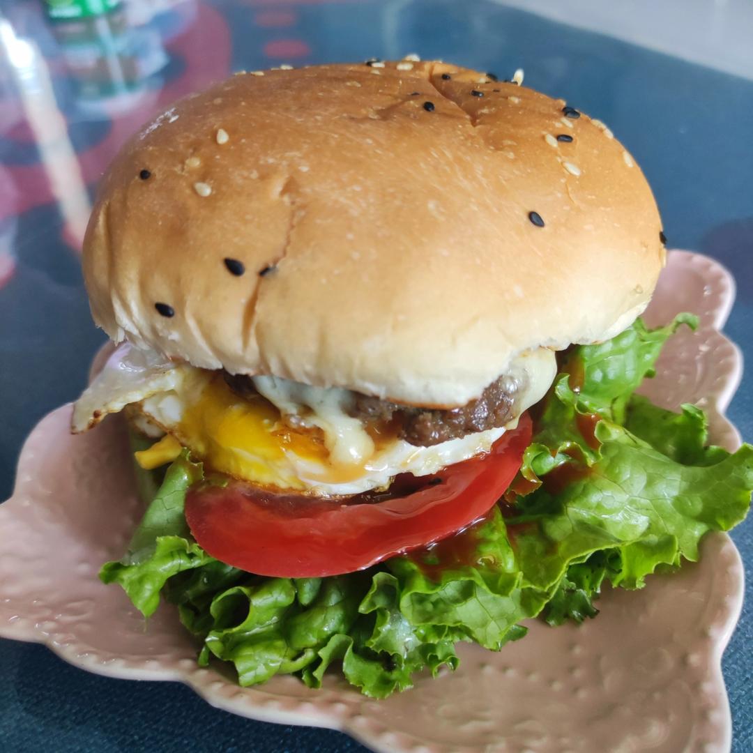 牛肉汉堡 煎出香嫩多汁的牛肉饼