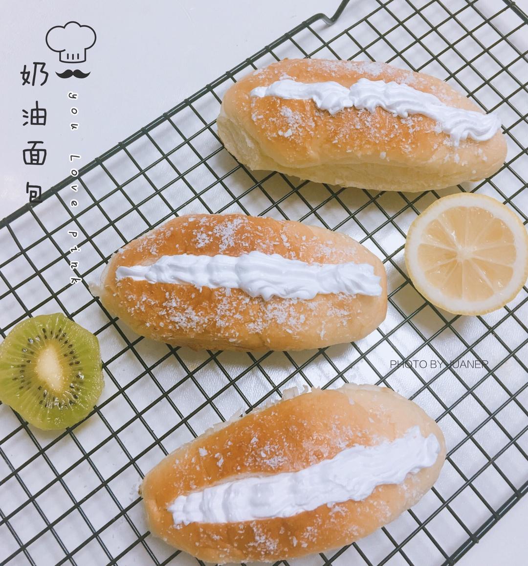 奶油夹心椰蓉面包
